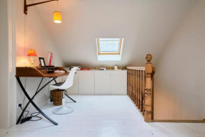 Atypical 2 bedroom apartment near train station